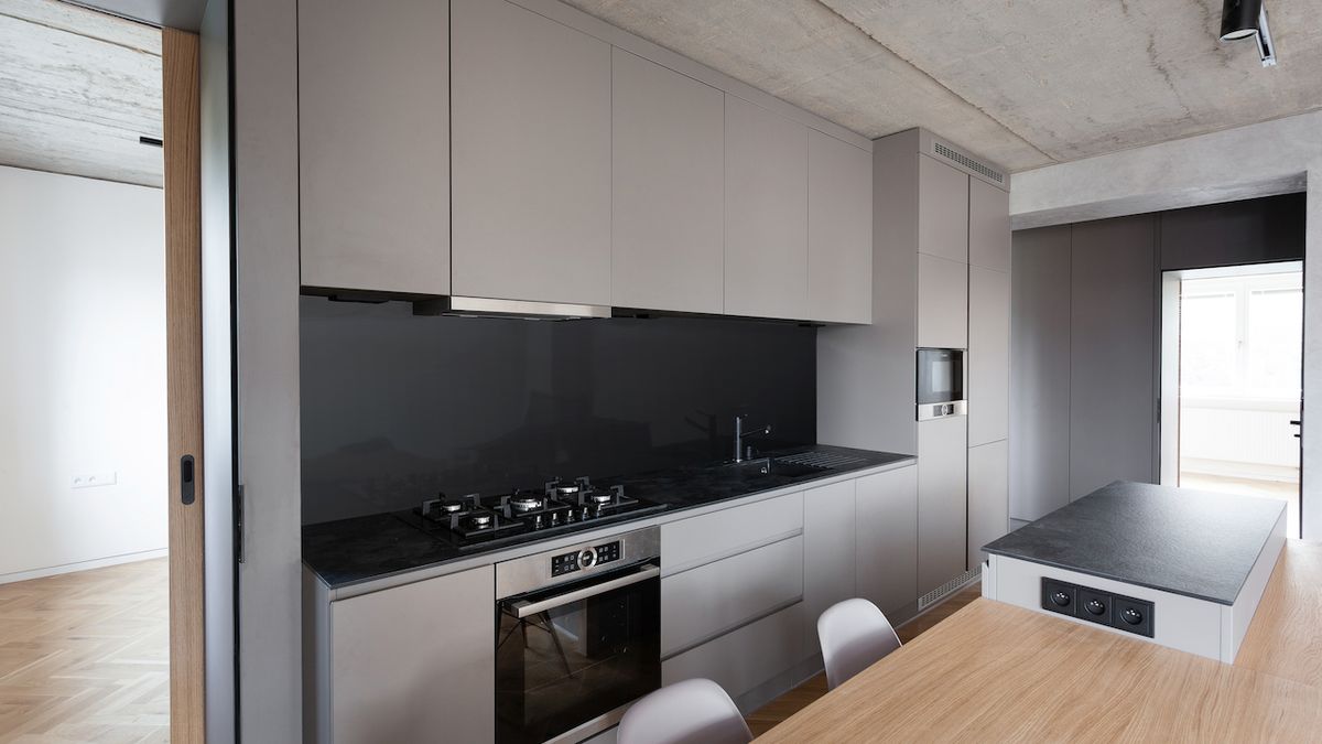 Výrazným prvkem bytu pro mladou rodinu se staly betonové panely